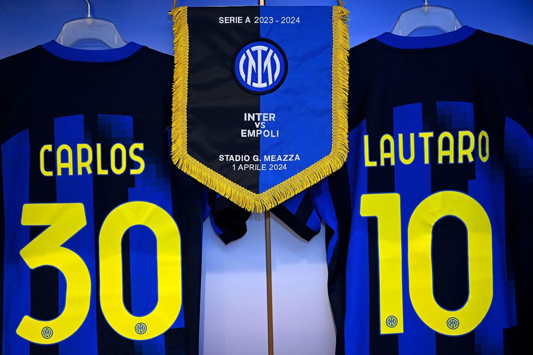 [Mari] Inter with the Air Max shirt and yellow numbers compared to the typical white used against Empoli.