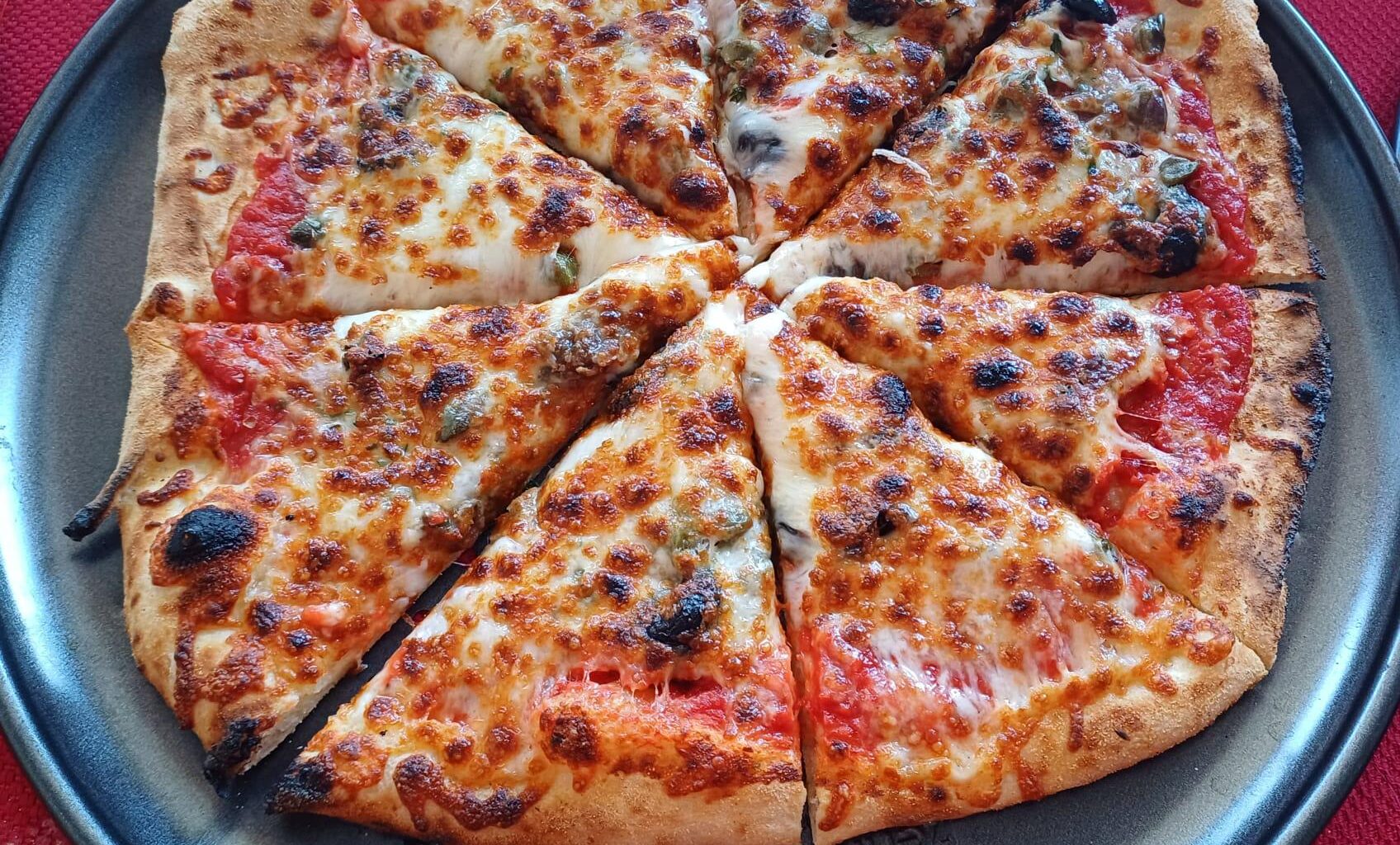 Pizza aux anchois et câpres fait maison.