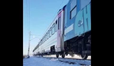Бърз влак на влизане в София с турски пътнически вагони на опашката. #Trainspotting