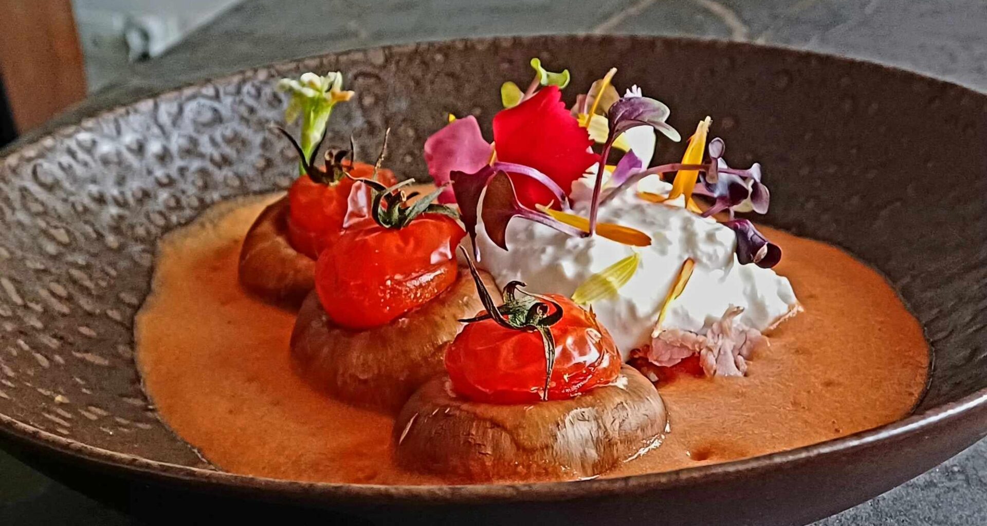 Tomates cerises farcies au fromage, crumble de burrata, jambon et pain grillé et espuma de tomates ! L'idée était de retrouver les plaisirs de la pizza 🍕