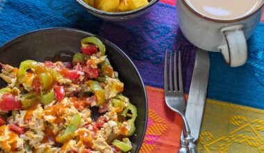 Goooooooood morning Europe 🌞 Eggs with green peppers and tomatoes. Mango with Tajín. Café au lait.