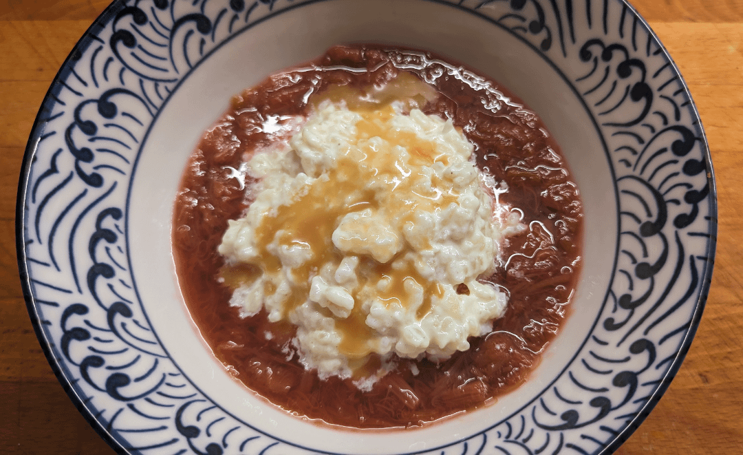 Riz au lait sur une compote de rhubarbe avec un caramel de miso