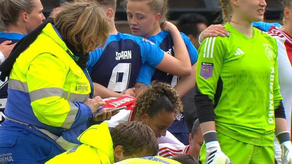 AZ's keeper Femke Liefting has been hospitalised after a hard collision in match vs Ajax, the match has been suspended