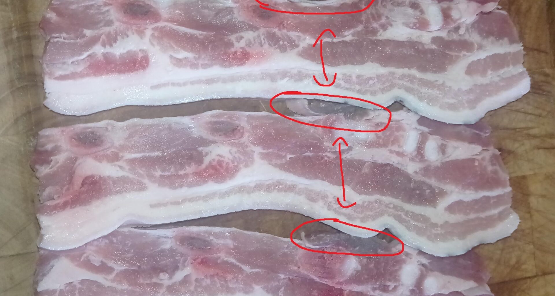 Est-ce que mes tranches (poitrine de porc) sont safe à manger? Il y a une étrange couleur un peu foncée toujours au même endroit (ça ne sent pas mauvais)