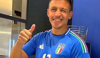 Davide Frattesi gave Alexis Sanchez a new Italy kit!
