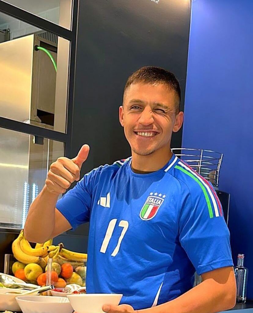 Davide Frattesi gave Alexis Sanchez a new Italy kit!
