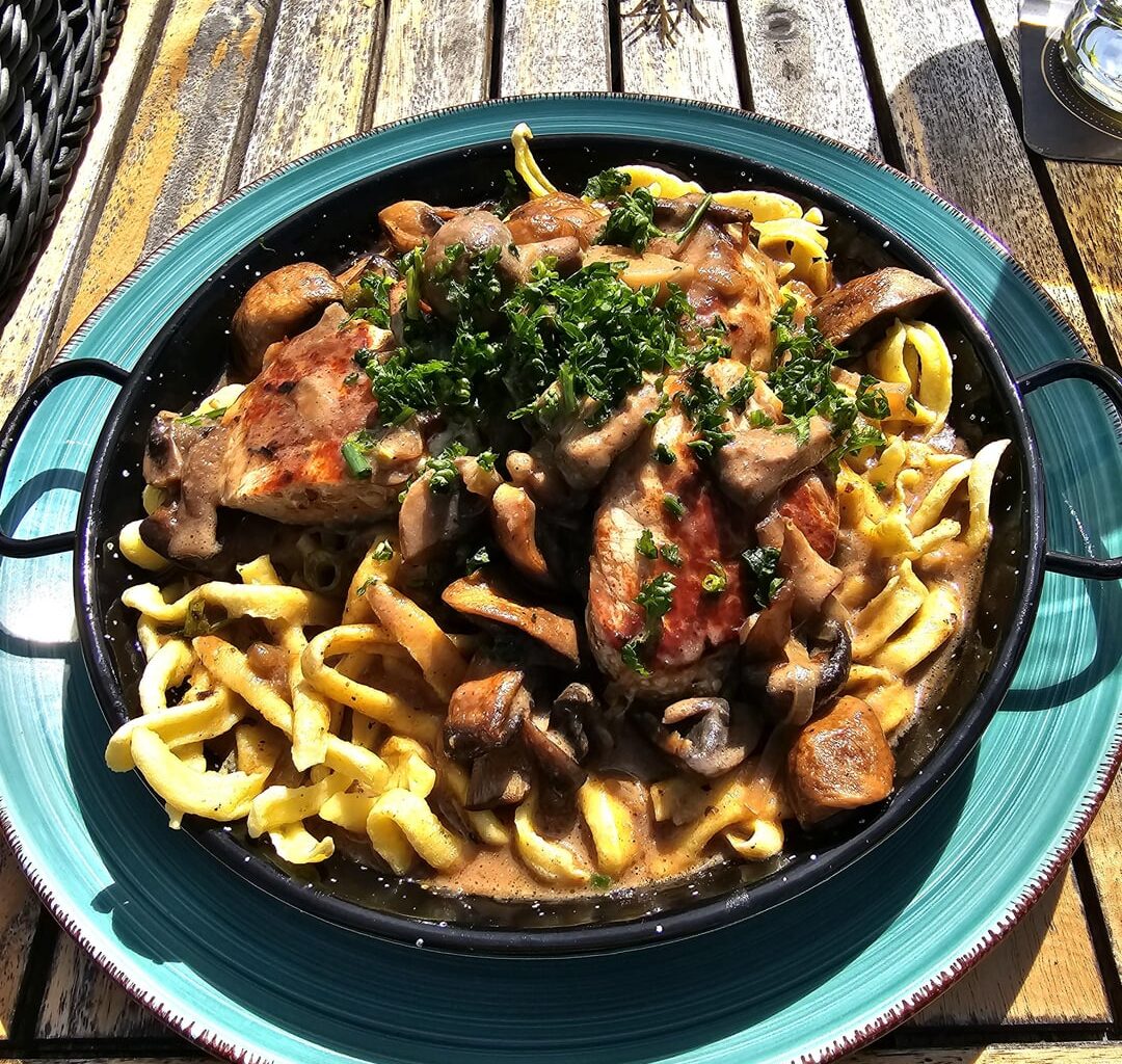 That's what they call a "Räuberpfännle" at this establishment on Lake Constance (Germany): Pork medallions with butter spaetzle, mushroom cream sauce and fried onions