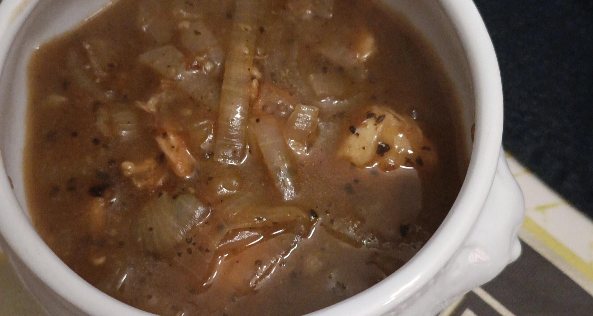 Préparation soupe VGE, Poulet et truffe. Bouillon de poulet rôti et oignon. Plus qu'à positionner la feuilletée !