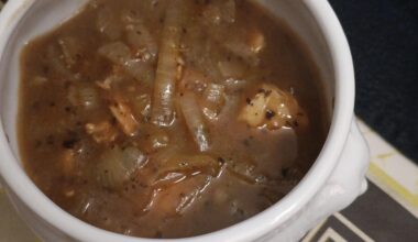 Préparation soupe VGE, Poulet et truffe. Bouillon de poulet rôti et oignon. Plus qu'à positionner la feuilletée !