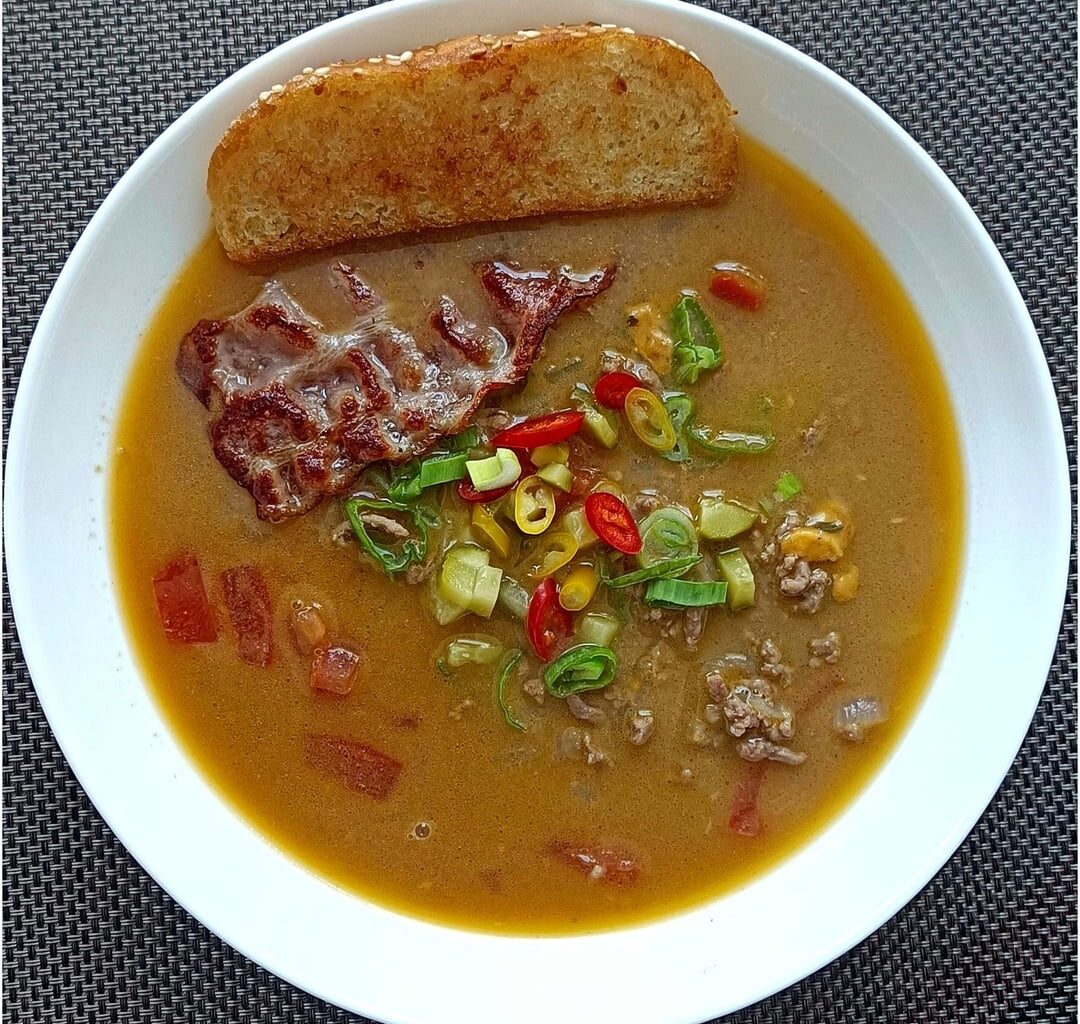 Today I decided to try real American cuisine here in the Czech Republic... Cheeseburger Soup and Roasted Garlic Lemon Chicken and Potatoes. It's delicious 😋 Good day everyone 🌞