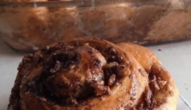 Syrupy cocoa and walnuts rolls