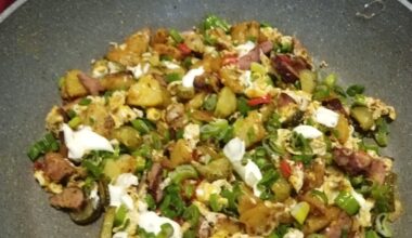 Fast food before the night shift 👨‍🔧 Potato, salami, vegetables, egg 😋 And nice with a wooden spoon straight from the pan 👋
