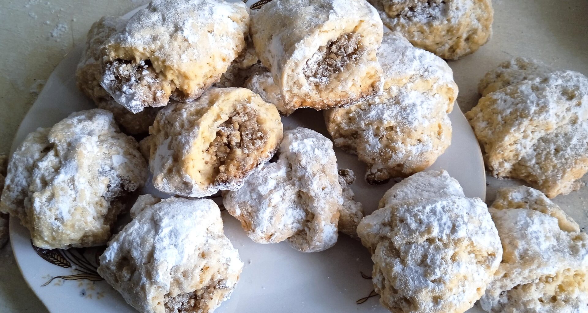 "Snowballs" with walnuts cream