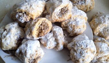 "Snowballs" with walnuts cream