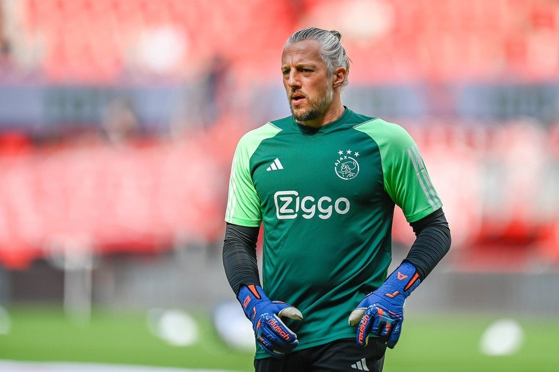 [VI] Remko Pasveer (40) is in talks with Ajax to extend his contract which will expire this summer