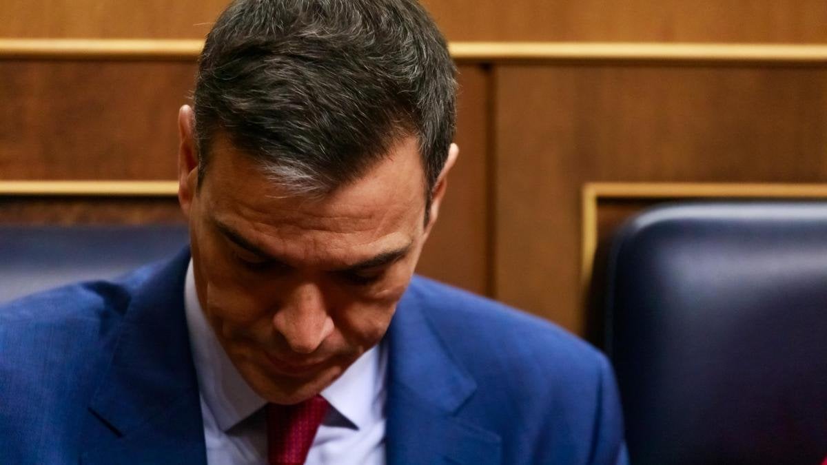 Sánchez medita si sigue al frente del Gobierno, ante la “operación de acoso y derribo” contra su mujer