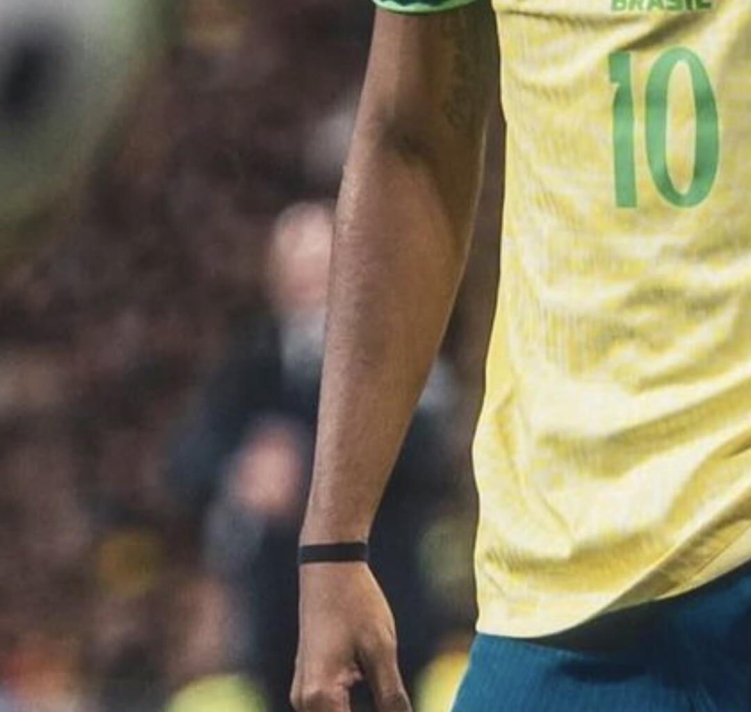 Anybody know what bracelet Rodrygo wears on his right wrist every game?