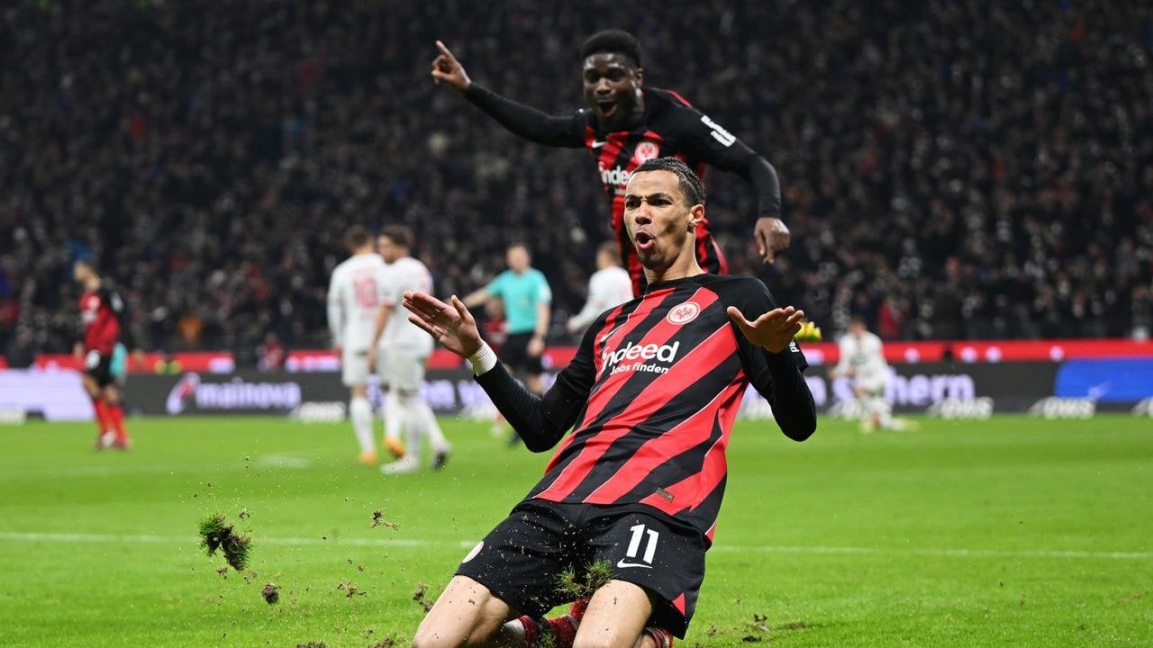 Sieg gegen den FCA: Eintracht dreht Europa-Krimi gegen Augsburg