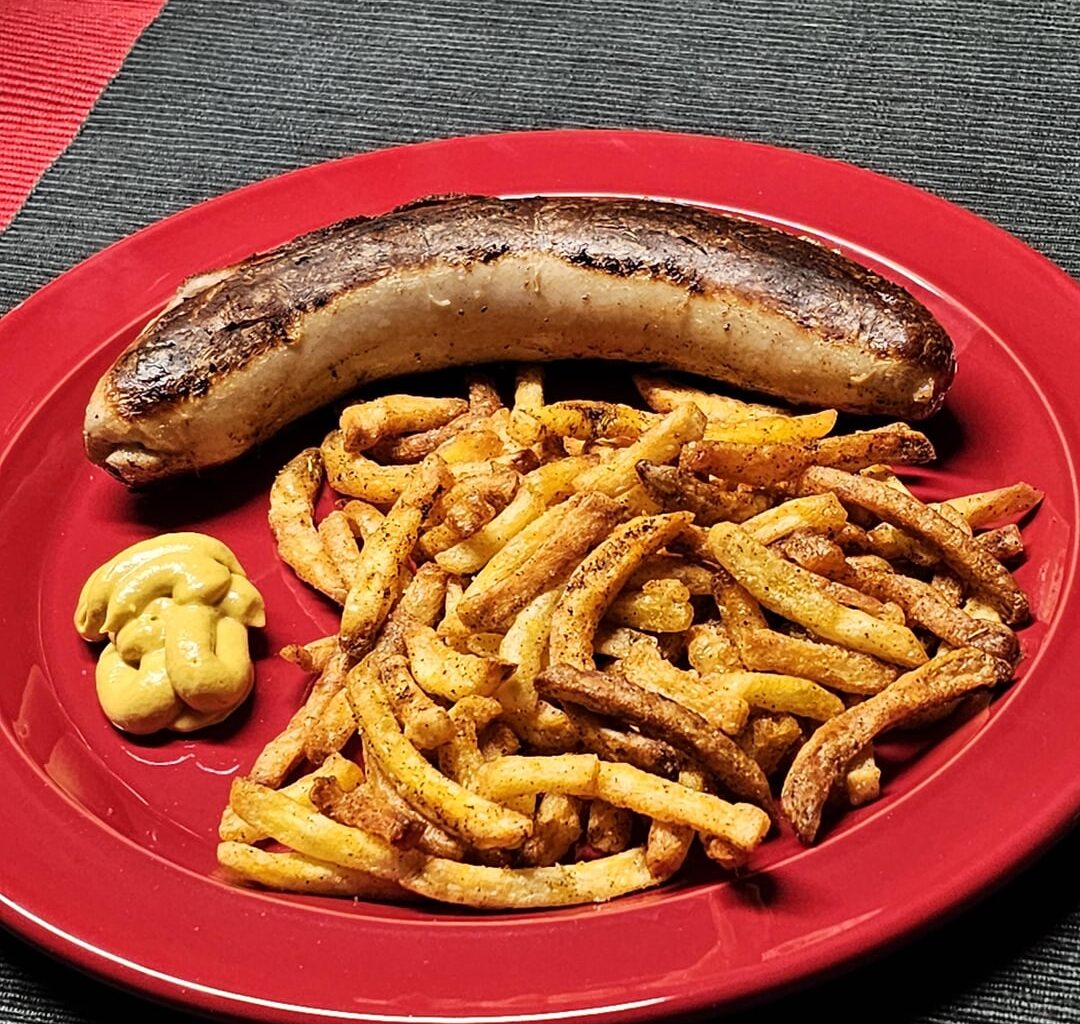 Swiss bratwurst with airfried homemade fries [NSFSG, because the St. Gallen purists will claim that the sausage is so perfect that it certainly doesn't need mustard]