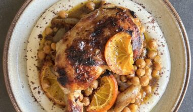 Cuisse de poulet à l’orange et harissa, échalotes rôties, pois-chiches, sauce citron tahini