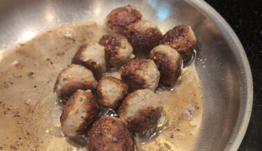 Fleischbällchen rundherum braten