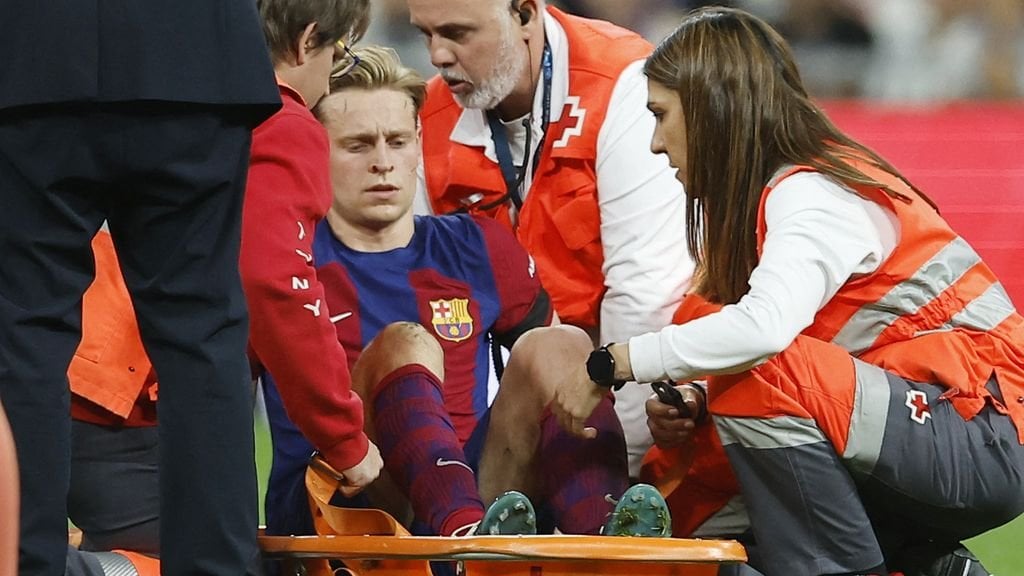De Jong off the field by stretcher during Real-Barcelona, again ankle injury