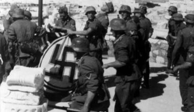 Σαν σήμερα το 1941 τα γερμανικά στρατεύματα μπαινουν στην Αθηνα.