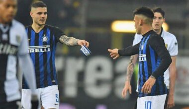 Mauro Icardi leaves the captain's armband to Lautaro while Bastoni in Parma watches them, Biabiany in the foreground also in Parma out of focus.