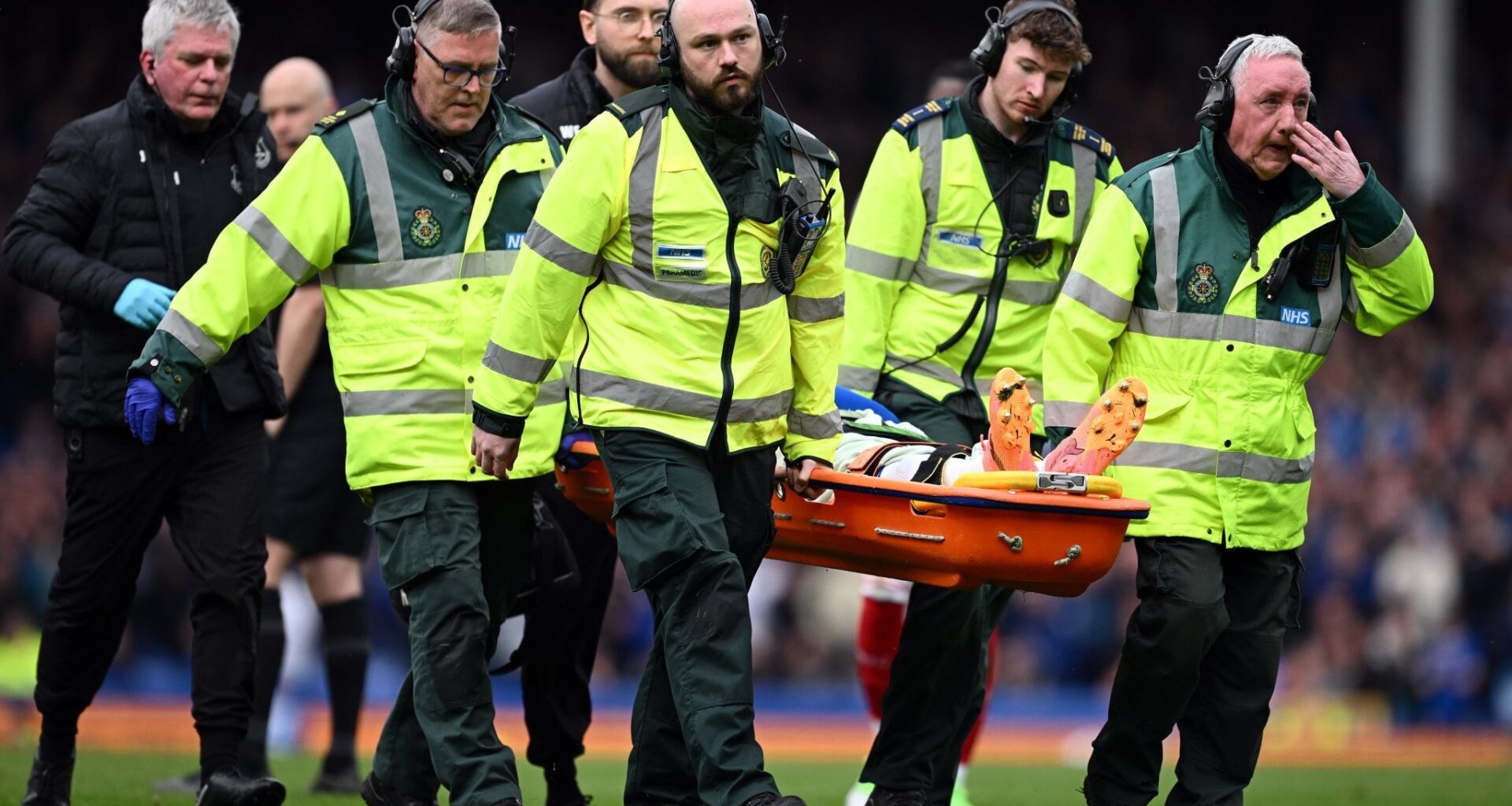 [Everton] We can confirm that Beto was knocked unconscious and has been taken to hospital as a precaution.  We’re all with you, big man.