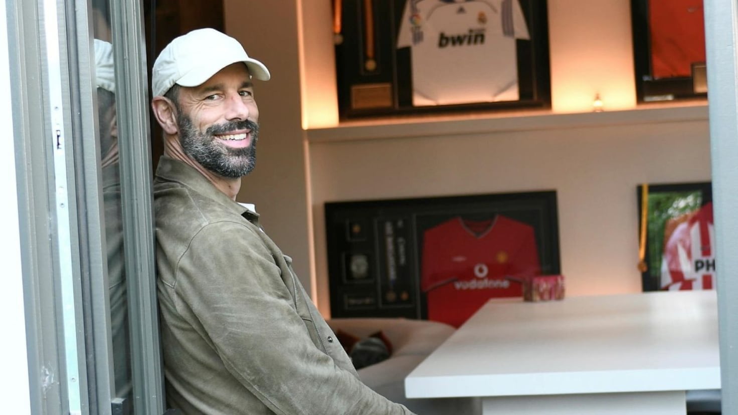 Ruud Van Nistelrooy: "Jude Bellingham has so many goals is an extra, a bonus. He is a splendid all-rounder, who arrives phenomenally on the second line, he runs, he defends, he has vision of the game, he makes quick transitions... We cannot demand that he be a scorer and, nevertheless, he is one."