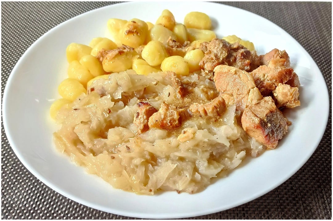 Today's late lunch after the night shift 👨‍🔧 Pork cubes on garlic 🧄 cabbage with homemade bacon 🥓 and the side dish was wasted 🤫 Potato gnocchi from Lidl 😁 Have a great Saturday 🍻 and we're going to cheer in the evening‼️ 🇨🇿 🏒🥅 🇬🇧