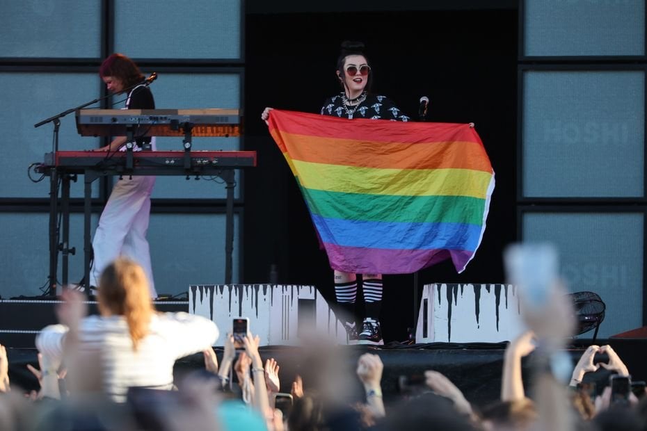 "Ils ne se cachent plus" : la chanteuse Hoshi dévoile des profils d'hommes la menaçant sur les réseaux
