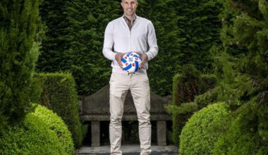 Official: SC Heerenveen appoints Robin van Persie as their new manager. Signs contract for two seasons.