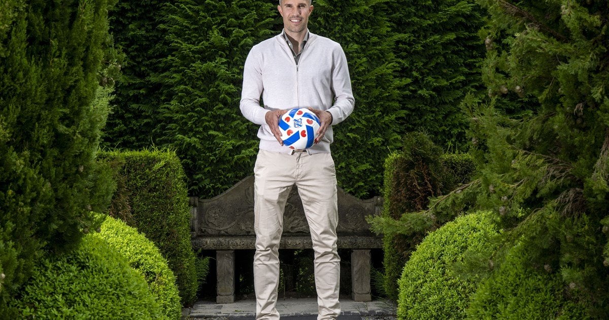 Official: SC Heerenveen appoints Robin van Persie as their new manager. Signs contract for two seasons.