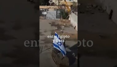Ejército israelí baja la bandera de Palestina, iza la de Israel y bloquea ayuda en el paso de Rafah