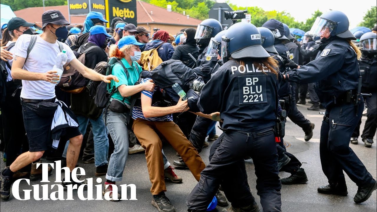 Germany: police clash with hundreds of climate protesters trying to storm Tesla plant