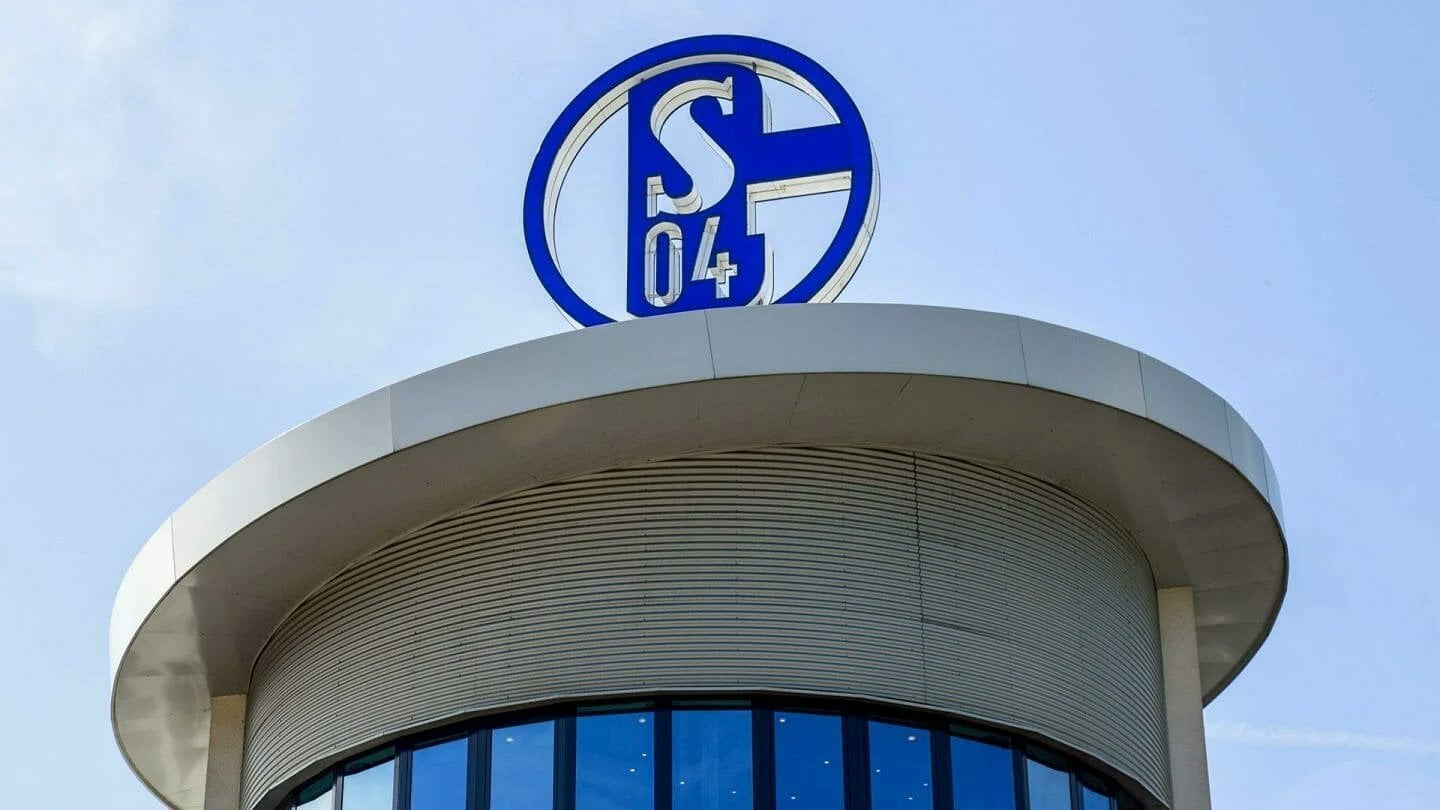 [BILD] Seit Wochen häufen sich die Hinweise, dass Ben Manga und Marc Wilmots nicht miteinander klarkommen würden. Manga soll auch versuchen, Wilmots und Geraerts mürbe zu machen. Angeblich mit dem Segen von Tillmann, der um Wilmots und Geraerts nicht großartig kämpfen würde.