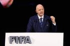 Infantino: "Os treinadores poderão pedir a ajuda do VAR em duas ocasiões, os jogadores podem dar indicação ao treinador para que o faça"