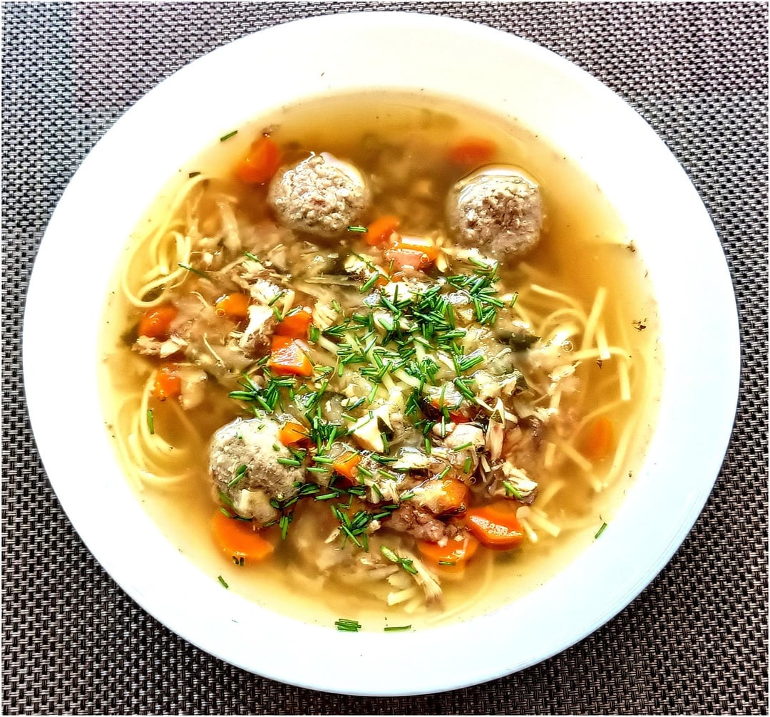 Strong broth soup from a slow cooker with liver dumplings, beef goulash, 2 types of dumplings and, for Mother's Day, a cottage cheese cake with forest fruits and almonds and canapés with ciabajka (cold smoke dried sausage) 😋 Everything was very good 🍻
