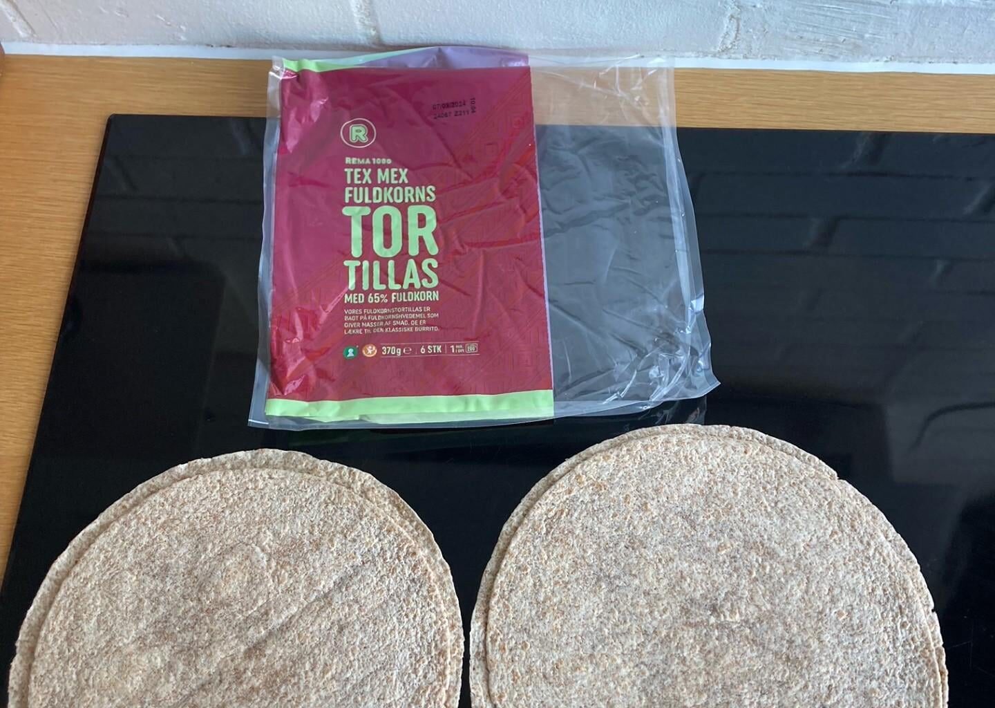 'Scam-flation?' Først troede jeg, at det var en fejl, men nu er det anden gang jeg oplever, at Remas tortillawraps gemmer fire mindre pandekager bag to almindelige. Kan kun være en bevidst strategi, da de derved femstår store og flotte gennem emballagen.