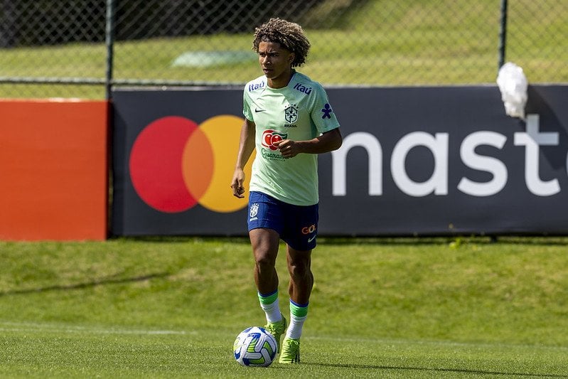 Chelsea make proposal to sign 'Heir of Cafu' Pedro Lima