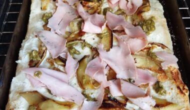 Pinsa Romana. Base crème ricotta pecorino. Aubergine grillées, pesto citron, pointe de poudre d'amande, prosciutto cotto aux herbes.