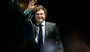 Guerra cultural de Milei con Sánchez para tapar su desastre económico