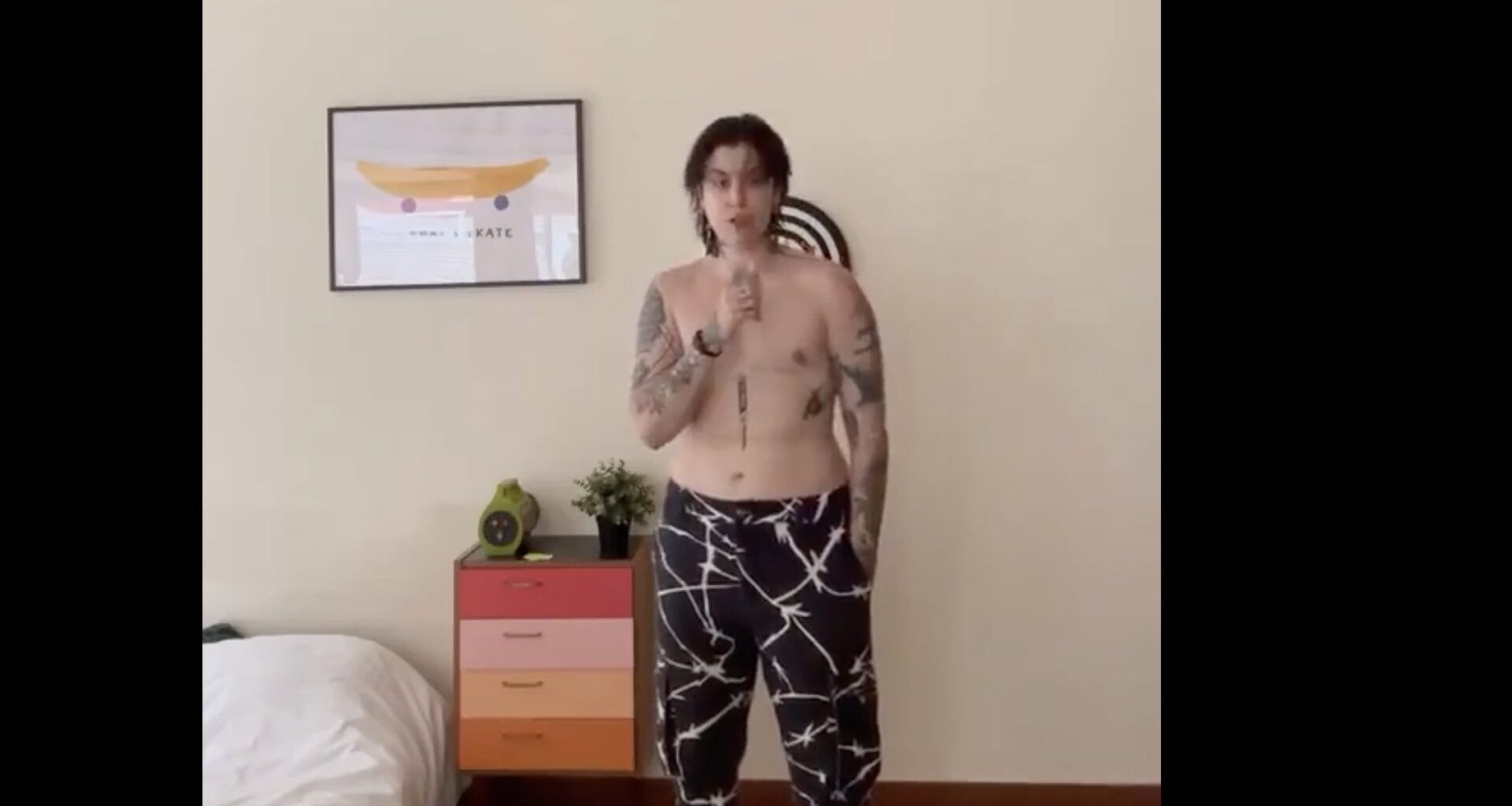 El vídeo d'una youtuber després de treure's els pits en una operació a Andorra