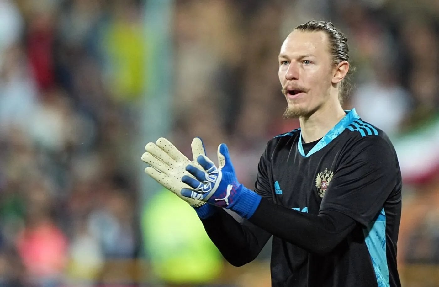 [Hawkins] Matvey Safonov is in Paris and will undergo a medical examination shortly. The goalkeeper has been given the green light by FK Krasnodar to travel. - Total agreement between the clubs - 5-year contract