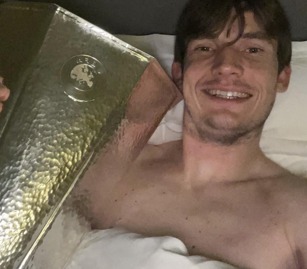 De Roon on insta: “Texted my wife I was in bed with a new love”.