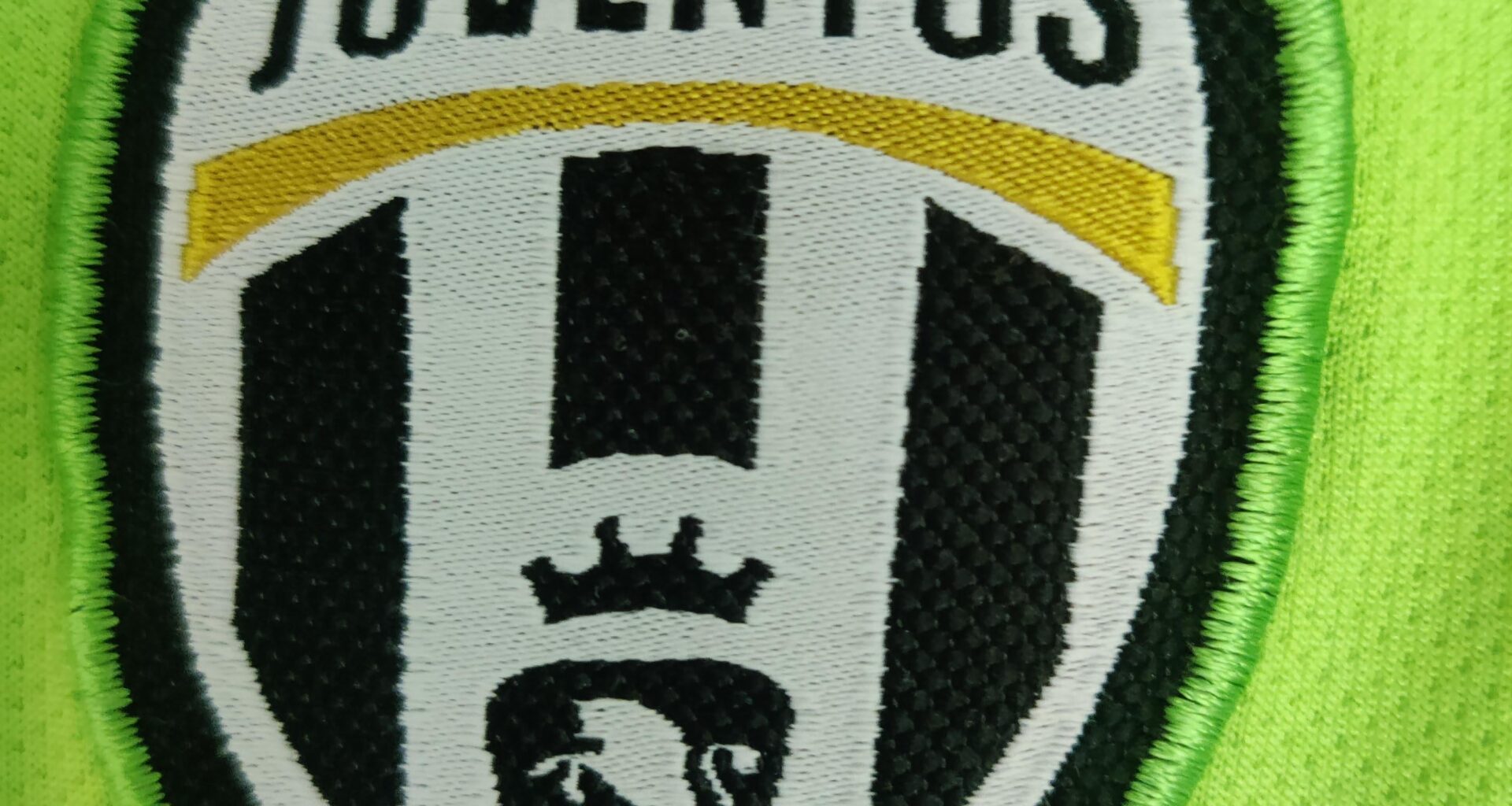 Repping our 3rd kit from 10 years ago to celebrate the COPPA win!!! Miss the old badge with the same Mister. Grazie Allegri, you saw us through some awful kits 🤣