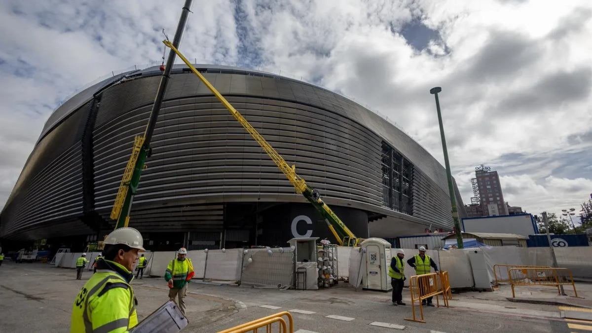 Real Madrid budgets more than 1 billion in income next season. Real Madrid are working tirelessly to become the first institution in the history of football worldwide to overcome the barrier of 1 billion euros in ordinary income (without including any player sales or assets).