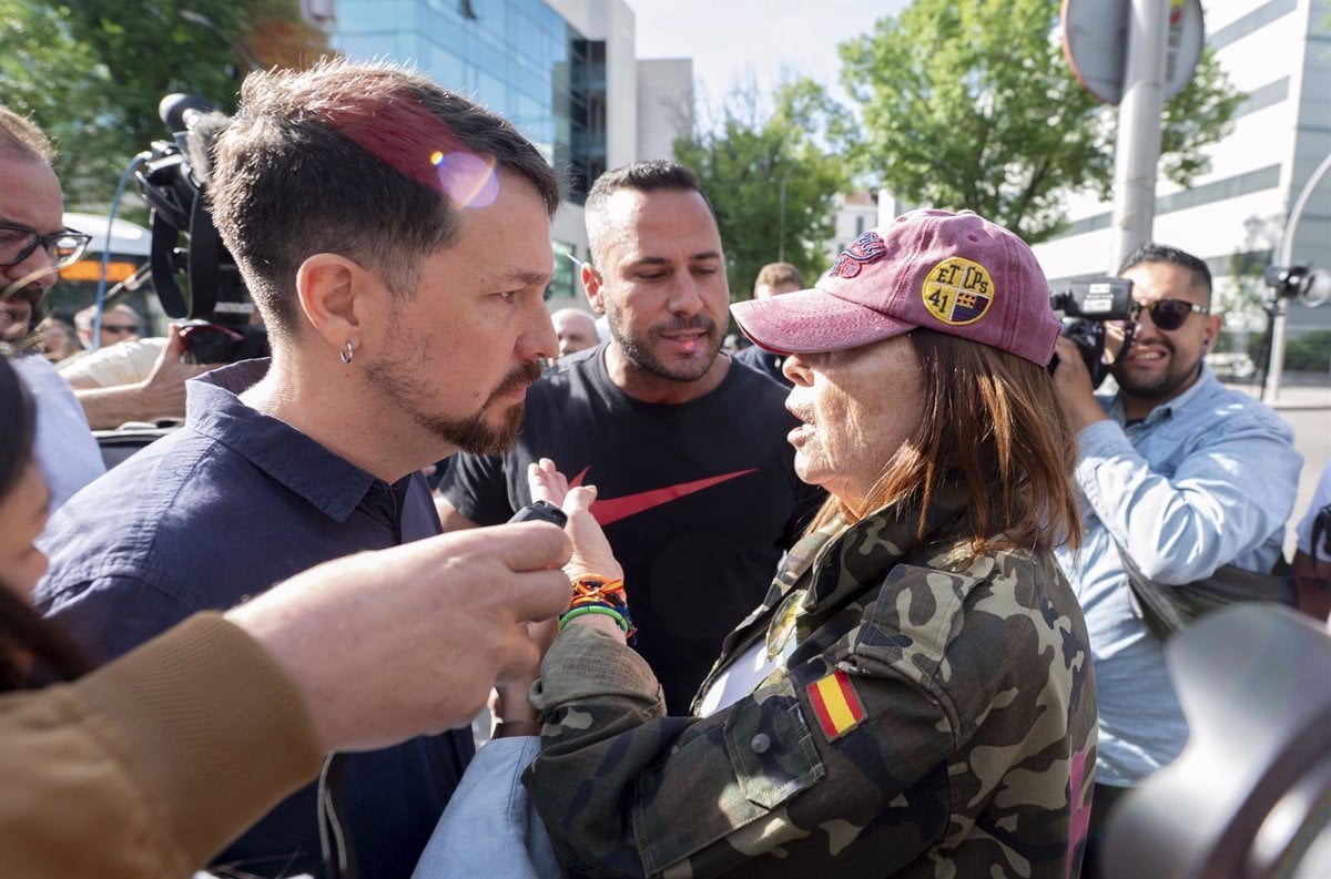 Insultos y amenazas a Irene Montero y Pablo Iglesias a su llegada a los juzgados: "Sois unos miserables"