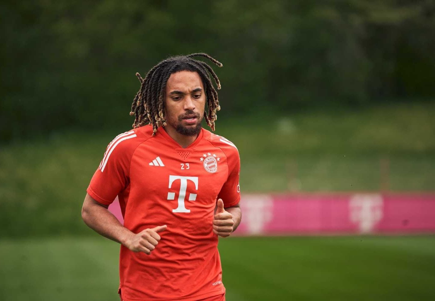 The plan for Sacha Boey is to stay at Bayern. The Frenchman is fully focused on being fit for next season and wants to prove himself at the club [@Plettigoal]